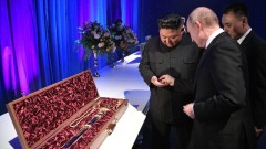 金正恩送普京一把寶劍普京回贈一枚硬幣(圖)