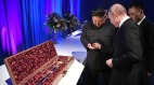 金正恩送普京一把宝剑普京回赠一枚硬币(图)