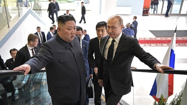 朝鮮領導人金正恩與俄羅斯總統普京搭乘手扶梯