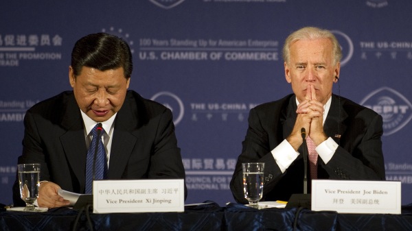 拜登将其要同北京当局“竞争”作为强推2.3万亿美元基建法案的强大理由，然而，专家和众多议员们却指出拜登的措施是在抑制美国的竞争力，打击经济。图为2011年，时任美国副总统拜登（Biden，右）出访北京，和时任中国国家副主席习近平（左）在一次会议上。