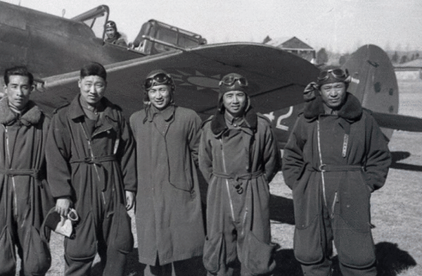 王漢勳（左二）駕駛著滿載物資的「崑崙號」從雲南沾益機場起飛。