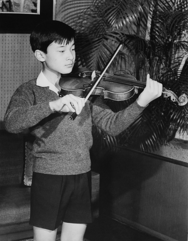 1972年2月 日本王子Hir Prince德仁在东京练习小提琴。