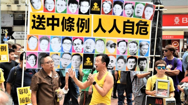 香港立法會內務委員會近日通過「逃犯條例草案」，將於下月直接在大會恢復二讀辯論。此舉引發多家大專院校、中學的師生跟校友紛紛發起連署反對。圖為428香港遊行。