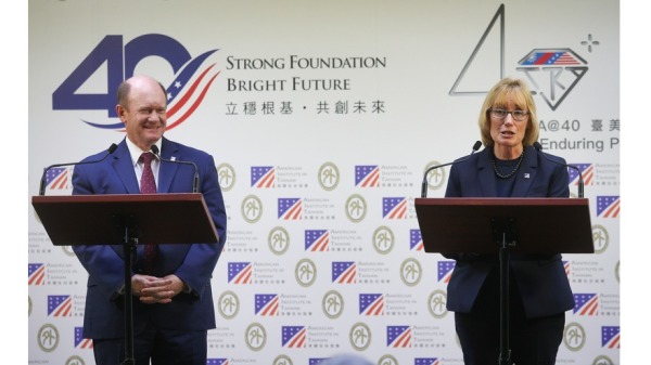 美国联邦参议员昆斯(左)近日表示，他此次参访台湾，目的是强调维持现状的重要性，与谴责、防止试图改变现状的企图。联邦参议员何珊(右)同行。