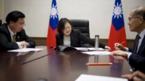 2016年12月台湾总统蔡英文与美国当选总统川普通电话（图片来源：台湾总统府/美国之音）