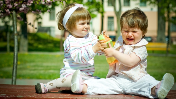 孩子吵架時別急著判定對錯，「同理情緒」才能增進彼此關係。