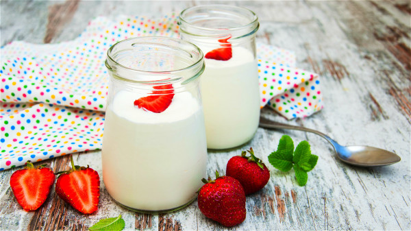 午饭后半小时喝杯酸奶能抑制有害微生物的繁殖，缓解心理压力。