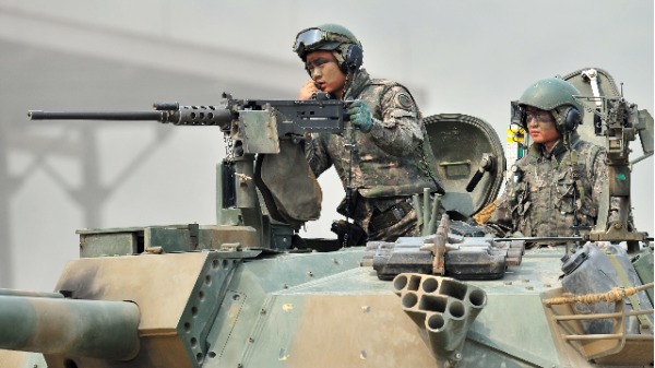 韩国士兵在首尔东北部的军事训练场与美军进行联合实弹演习