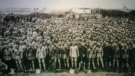 1932年秋，红四方面军以张国焘为首共约2万余人，突过京汉铁路开始西征。