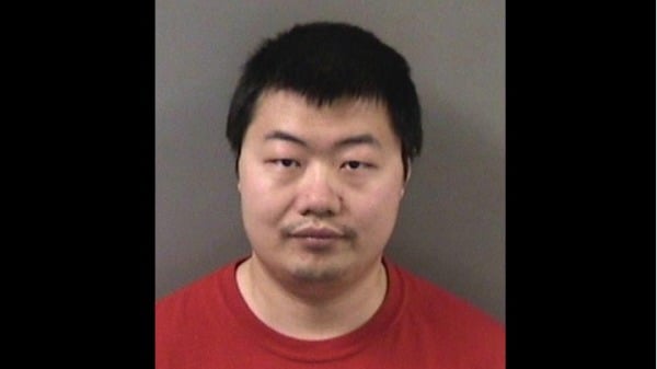 依法庭記錄顯示，有一名美國加州華裔工程師在幾年的期間裡不斷向女同事投毒，希望害其喪命。他上周遭到加州警方逮捕，並於4月2日過堂。