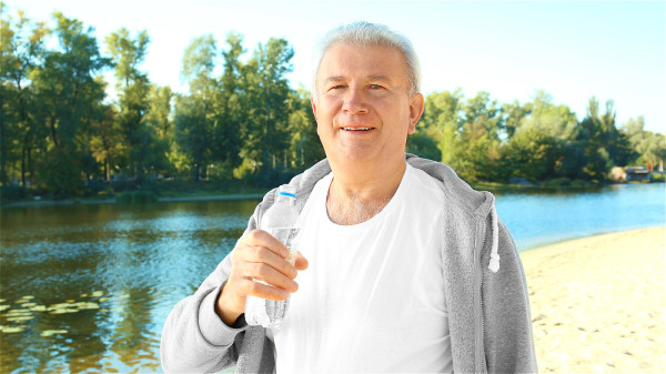 每天喝2000ml左右的水有助于控制体重。