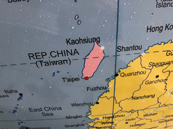 地球儀上台灣與中國的圖示。