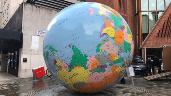 英國倫敦政經學院有一座地球儀公共藝術品，遭到中國大陸留學生抗議之後，將台灣與中國改標為同一顏色。