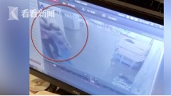 中國外送員進電梯被夾氣得一腳踹飛老人(圖)