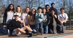 妈妈带自闭儿到公园一群孩子围住他妈妈看哭了(视频)