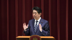 慘拍首相馬屁日本內閣副部長的「不幸」遭遇(圖)