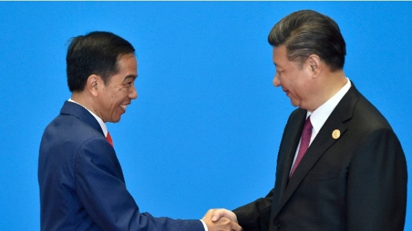 印尼總統佐科威（左）應中國國家主席習近平邀請，7月25日抵達北京。（圖片來源：Kenzaburo Fukuhara-Pool/Getty Images）