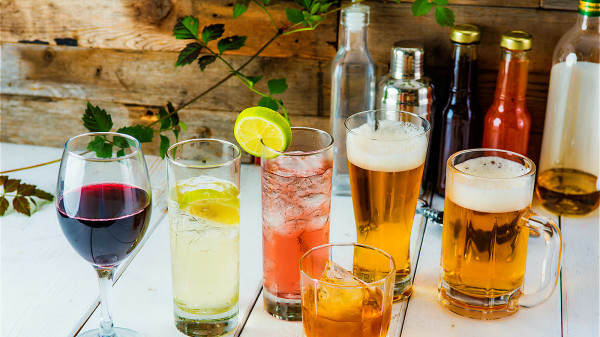 多喝酒伤身，酒精会对肝脏造成很大的损伤。