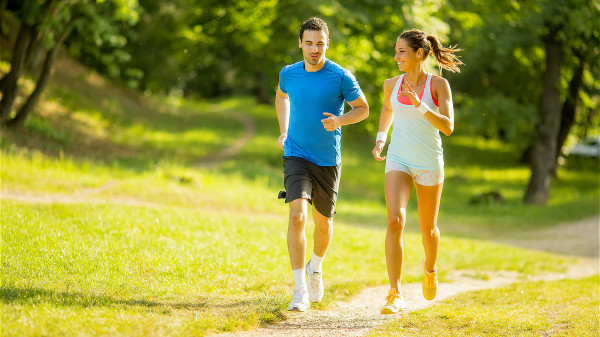 运动可消耗多余热量，避免脂肪堆积，还可促进血液循环，预防高血压产生。