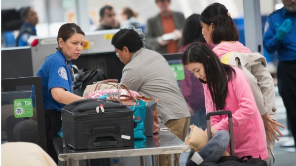 美国亚利桑那州立大学称，该校的9名大陆本科留学生在返美途中，于洛杉矶国际机场被拘留，最终被遣返，并且5年内不得再入境美国。图文无关。