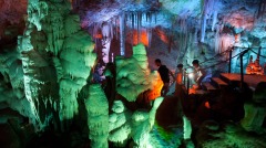 叹息400万年钟乳石25秒被游客敲断带走