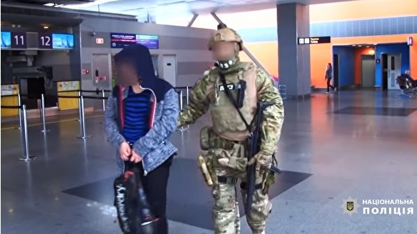 烏克蘭警方與安全部門於鮑里斯波爾國際機場拘捕一名中國公民。他和另一位中國公民的同夥被指控在烏克蘭招募年輕美女赴中國從事色情業