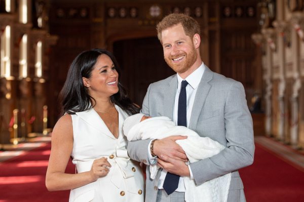 哈利与梅根带着刚出生两天的宝宝在温莎城堡举行小型记者会。