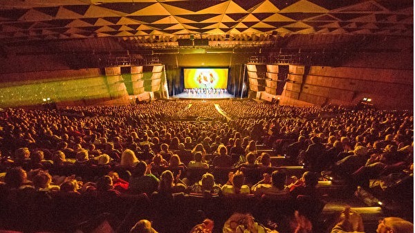美国纽约神韵艺术团在巴黎国际会议中心（Palais des Congrès de Paris）的演出爆满。