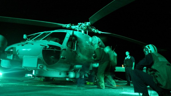 美军在海鹰直升机上装载一枚“地狱火导弹”（Hellfire missile）（图片来源：Mark Wilson / Getty Images）