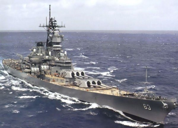1980年代时已经经过现代化改装的密苏里号。舰桥两侧的5吋舰炮已被飞弹发射器取而代之。