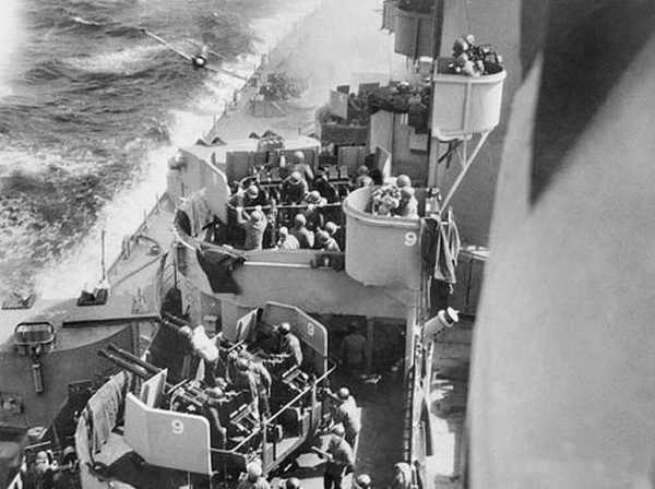 1945年4月11日，沖繩島戰役期間，一架神風特攻隊的零式戰鬥機衝撞密蘇里號前的剎那。該戰機極有可能是由石野節雄二飛佐所駕駛，飛機雖然成功撞上密蘇里號，卻沒有產生預期的破壞。