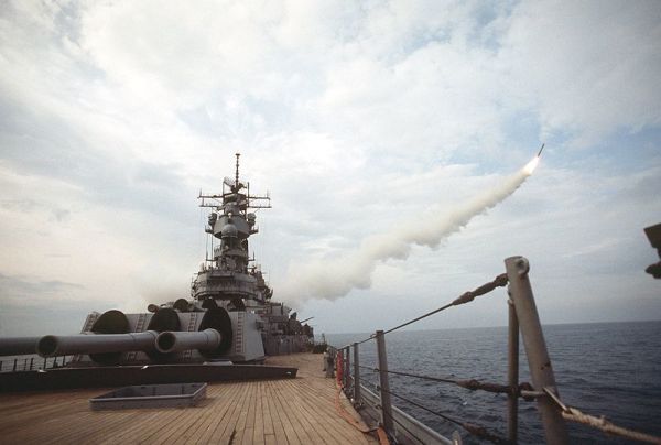 1991年1月17日，沙漠风暴行动期间，一枚战斧巡弋飞弹自密苏里号上发射，以攻击位于伊拉克境内的目标。
