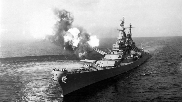 韓戰期間對清津市進行岸轟的密蘇里號。攝於1950年10月21日。
