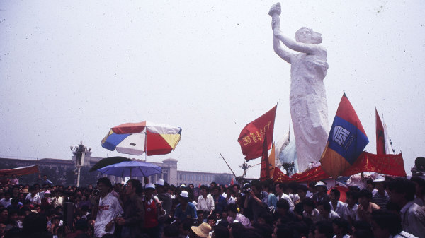 中國民主女神像前請願的學生