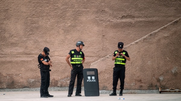 新疆当局的高压政策，导致维吾尔族等少数民族设法外逃。图为在新疆道路上设岗的警察。