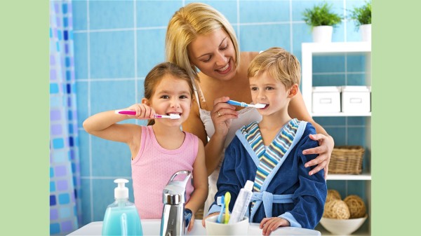 刷牙前牙膏沾不沾水都行，但是刷牙的时间一定不能少于3分钟。