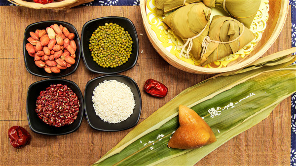 粽子使用篛竹叶或芦苇叶包裹糯米或黄米，和其他辅料，都深受人们喜爱。