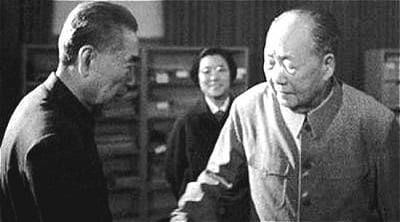 毛澤東和周恩來最後一次「握手」。