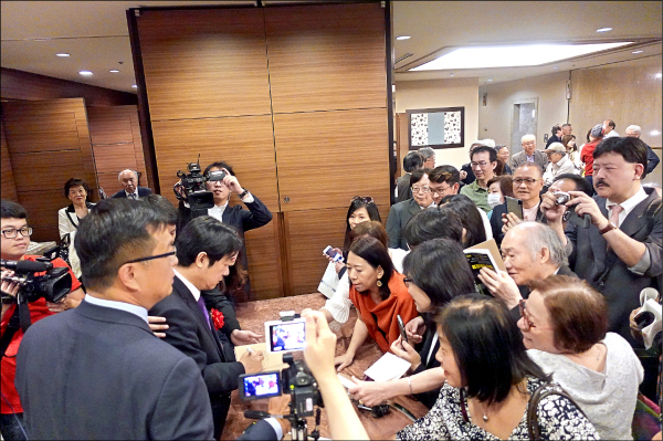 前行政院长赖清德昨晚结束访日行程，稍早时在东京发表演讲，台侨挤爆现场，热烈程度超乎预期，争抢赖清德签名。