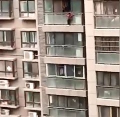 男童「翻牆」找父母驚險懸掛14高樓外(圖)