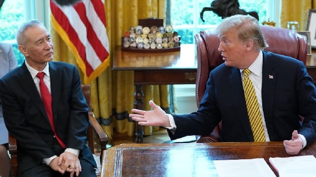 2019年4月4日，川普在白宮橢圓形辦公室會見中國副總理劉鶴。