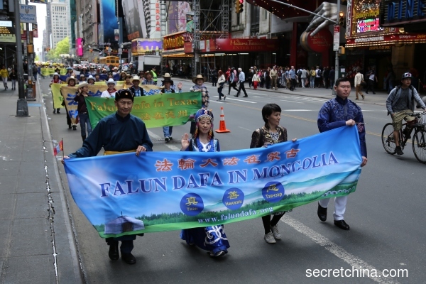 来自世界各国的近万名法轮功学员来到美国纽约联合国的哈玛绍公园举行盛大集会游行