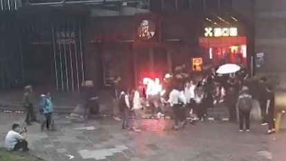 一群中国“网红”在某酒吧聚会，当散场时却因为一句话大打出手，最终被逮捕并处以行政拘留。