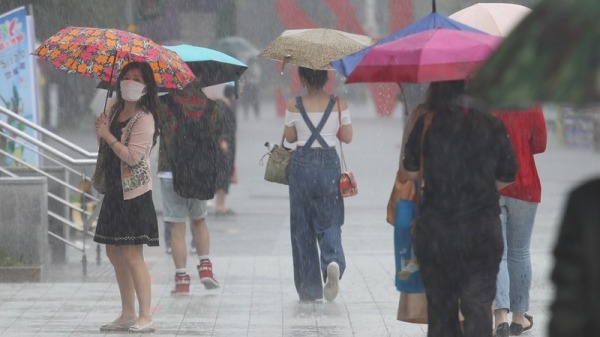 中華民國交通部中央氣象局發布豪大雨特報，截至下午2點30分，農委會已經發布46條土石流紅色警戒。
