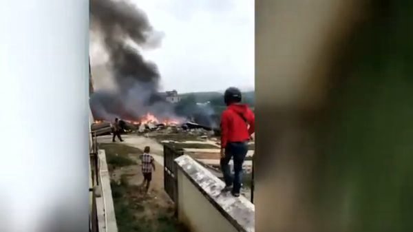 中国军机坠毁一特级飞行员身亡