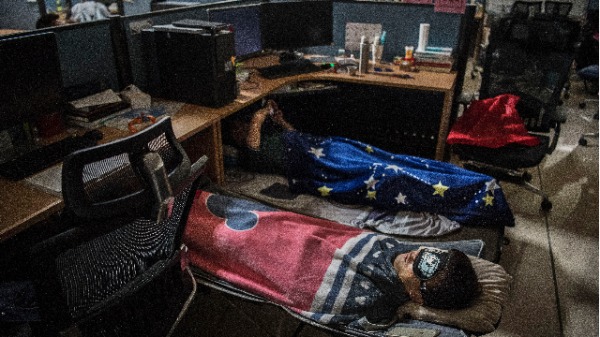 华为的床垫文化。2019年4月12日，华为深圳坂田的员工在午休时间睡觉，这是很普遍的做法