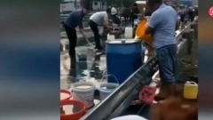 不要命油罐车车祸柴油外泄村民哄抢(组图)