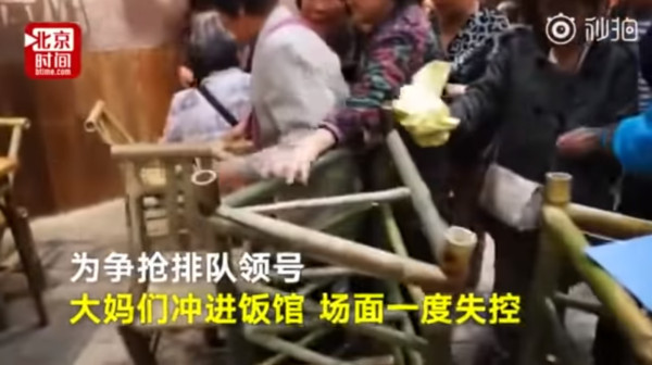 送菜活动！上百大妈排队2小时只为“一根”这个。