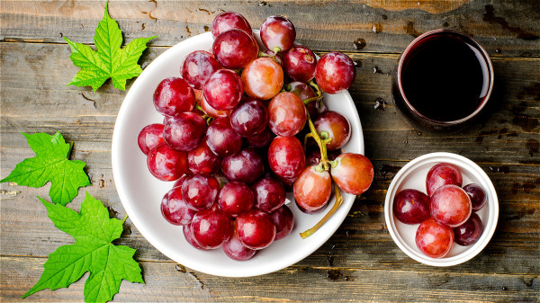 葡萄是我們常吃的水果，常吃葡萄對預防血管疾病有幫助。