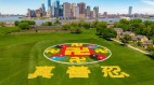 五千人齐聚纽约总督岛排出壮观图形(组图)